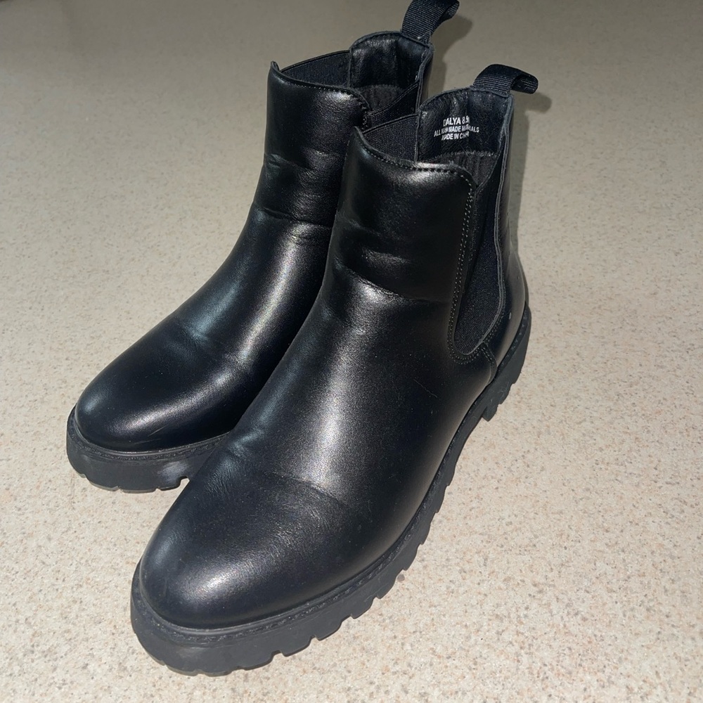 Black ankle boots !!